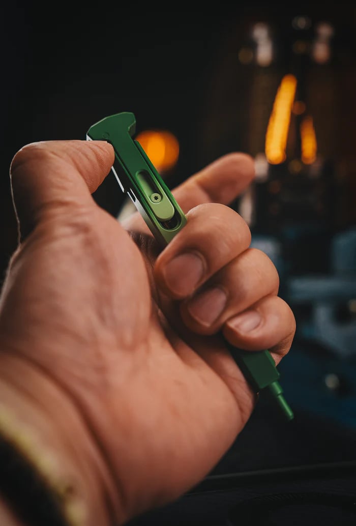 🍀 Lucky Shamrock Tactical Pen – Premium Titanium EDC Pen ✒️