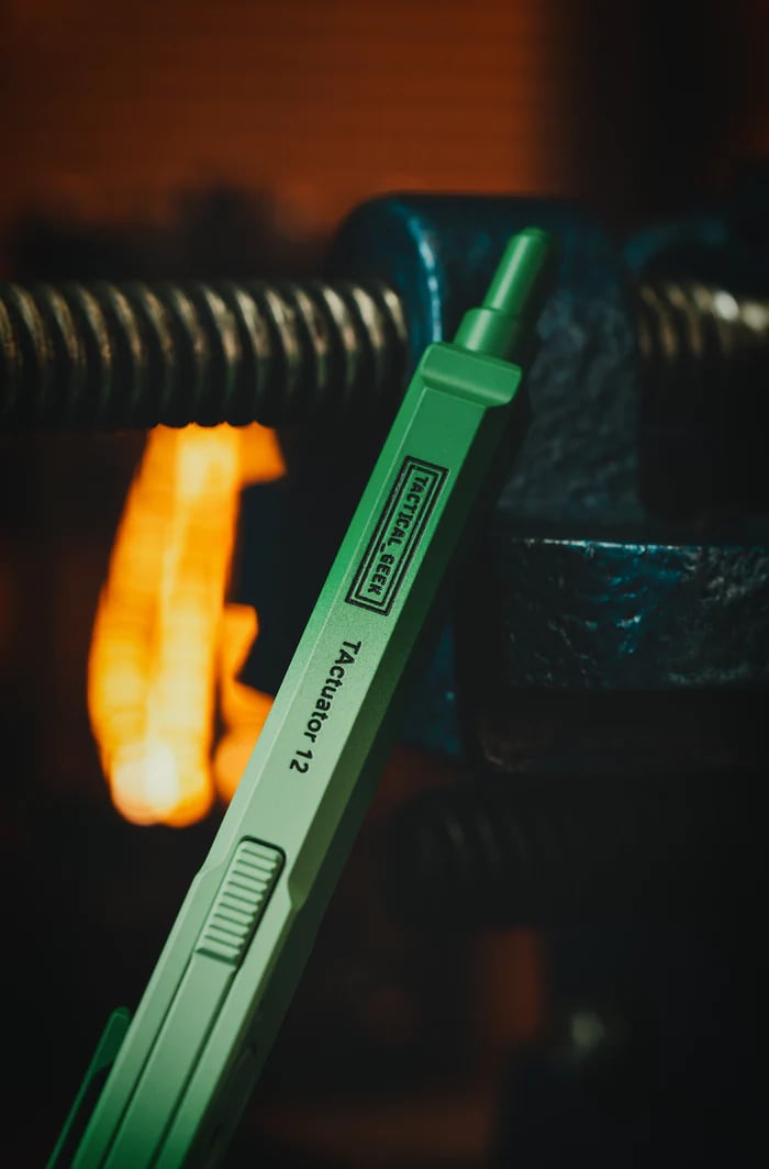 🍀 Lucky Shamrock Tactical Pen – Premium Titanium EDC Pen ✒️