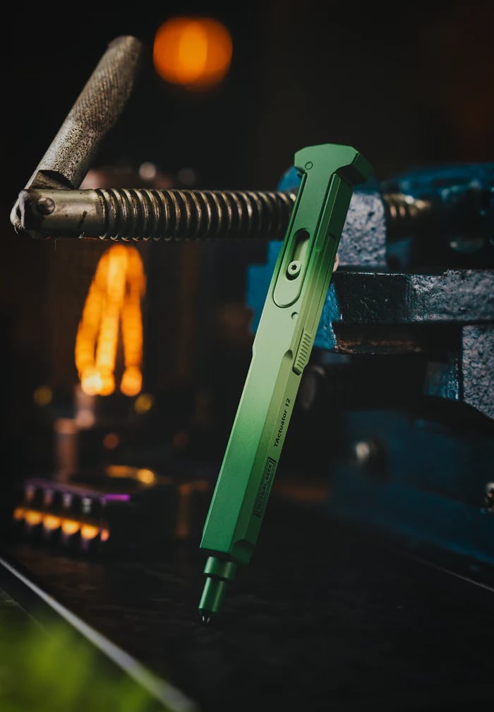 🍀 Lucky Shamrock Tactical Pen – Premium Titanium EDC Pen ✒️